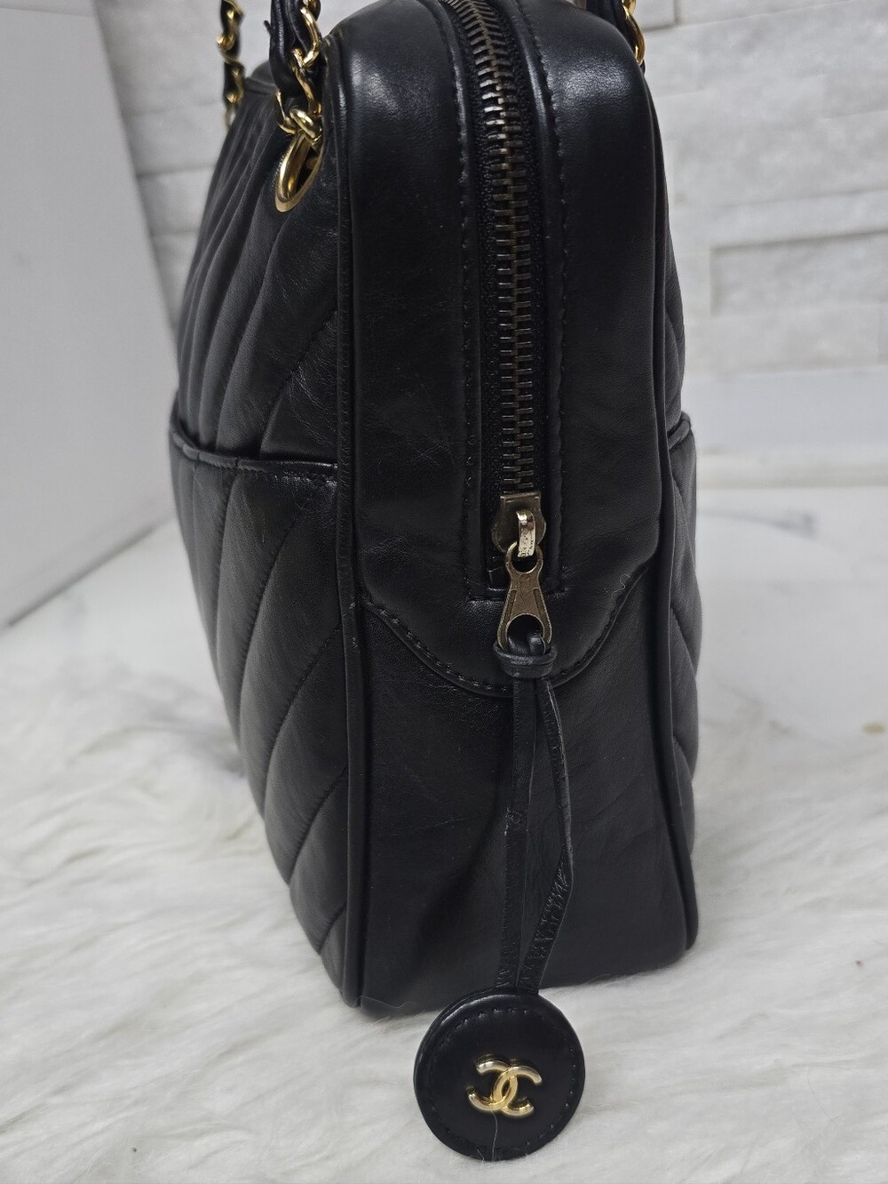 Chanel Black Quilted Leather Shoulder Bag with Gold Chain - Picture 5 of 12